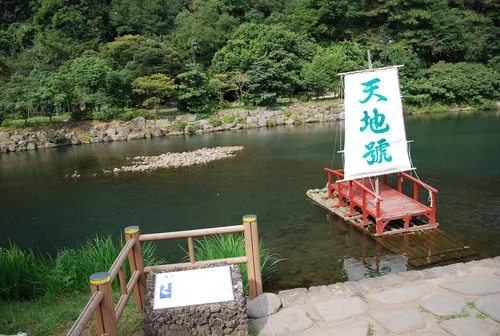 水面に浮かぶ天地淵の帆