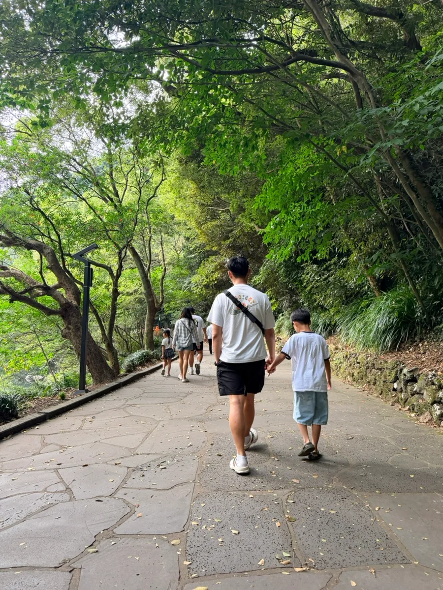 木立の遊歩道を歩く親子