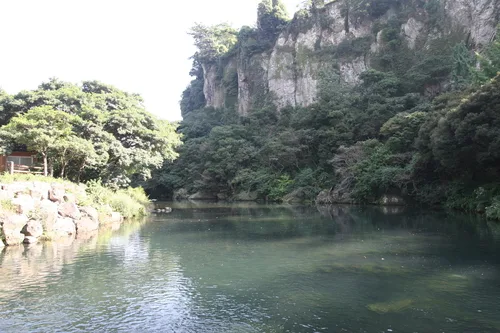 岩壁と木々に囲まれた池