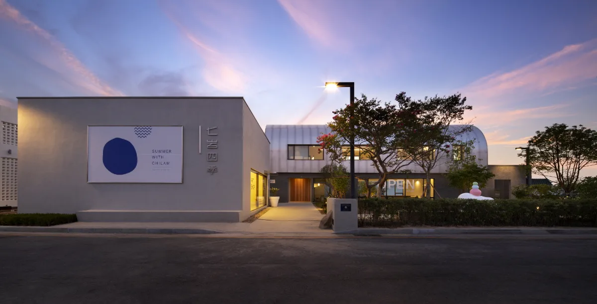 七岩四季 — 夕暮れ時の建物外観と看板