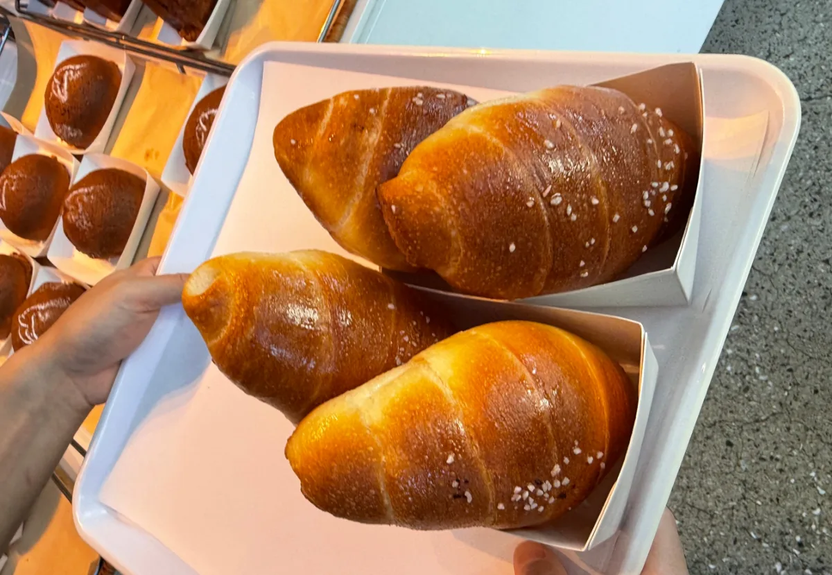 塩の粒が光る焼きたての塩パン