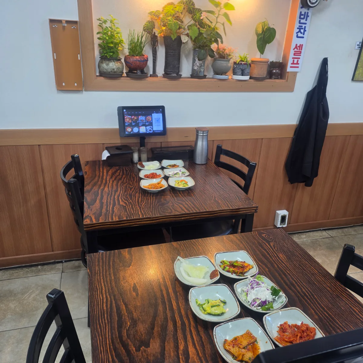 観葉植物棚のある食堂の店内