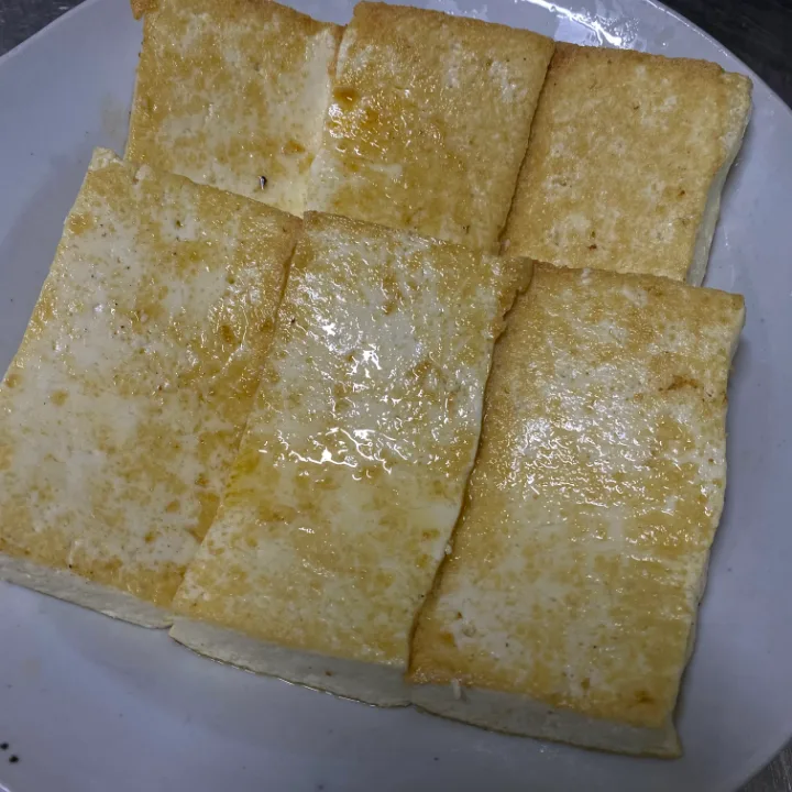 こんがり焼き色の豆腐六切れ