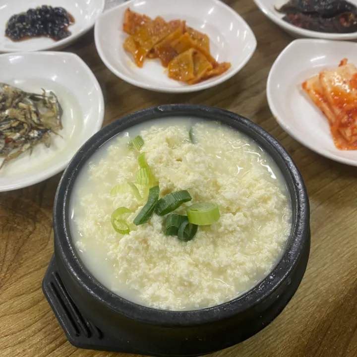 白い豆腐スープに散る青ねぎ