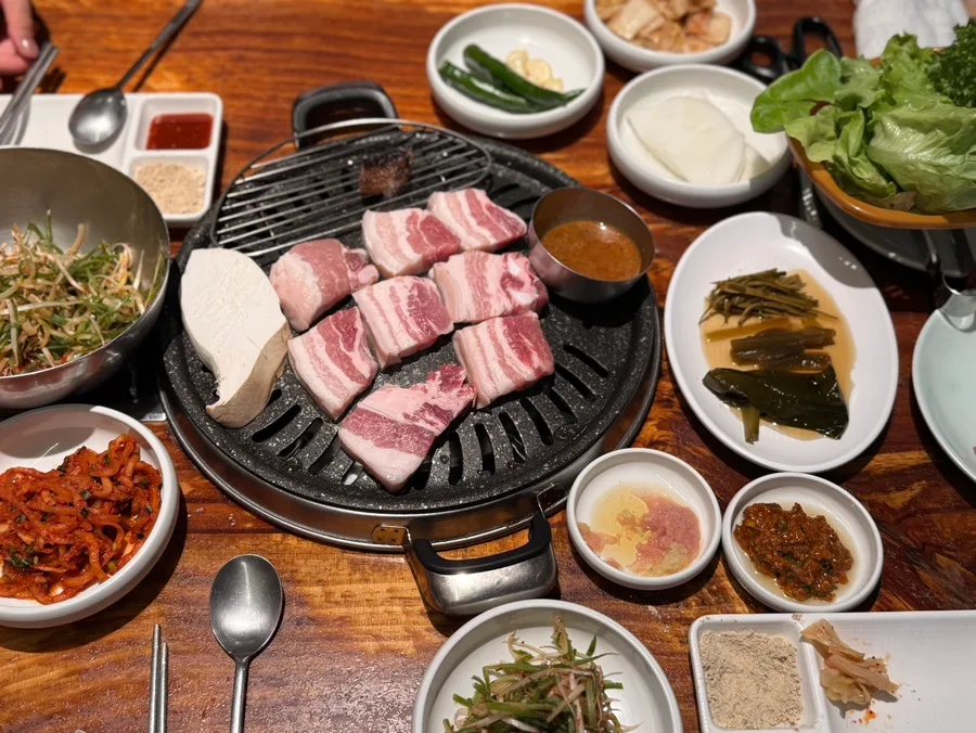 豚肉と小皿料理が並ぶ食卓