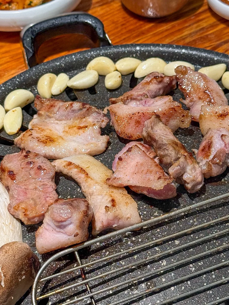 鉄板で焼く豚の希少部位とニンニク