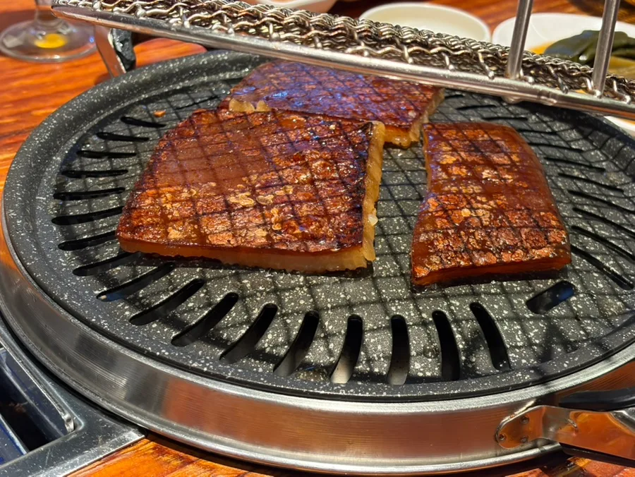 鉄板で焼き色が付いた豚皮