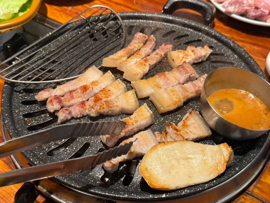 鉄板で焼く厚切りのオギョプサル