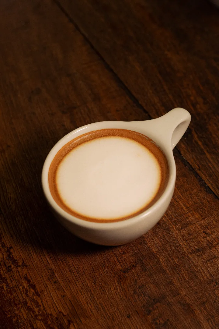 白い泡を浮かべたカップの飲み物