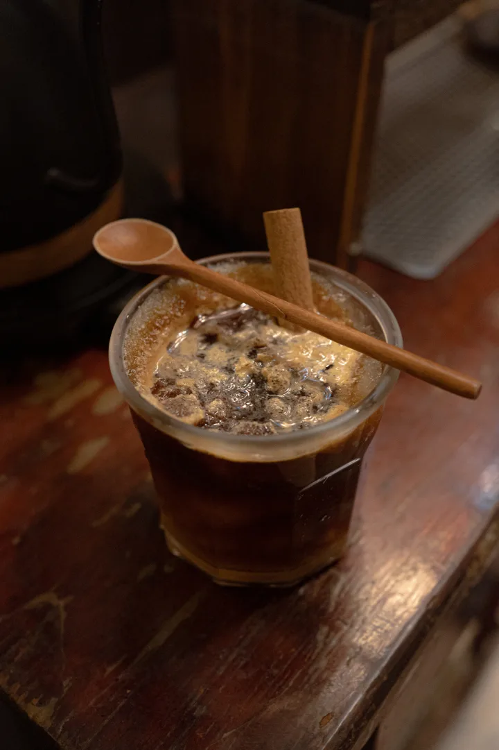 細かな氷とシナモンスティックを添えた飲み物