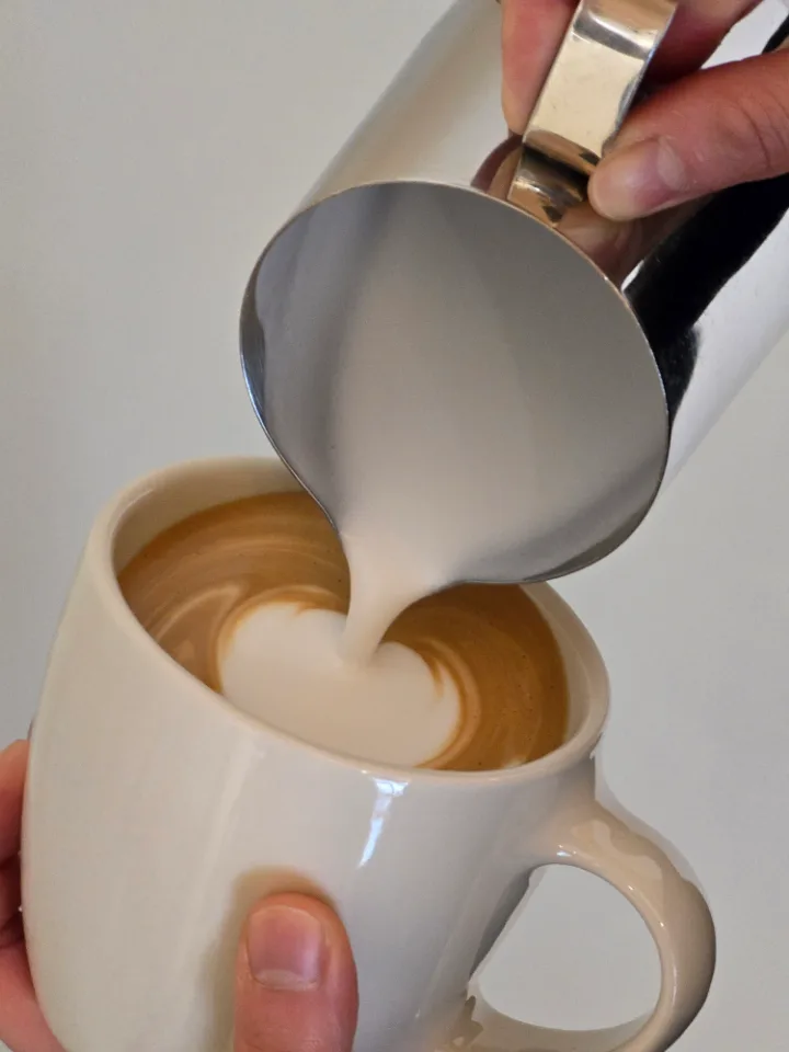 ミルクを注ぐカフェラテ