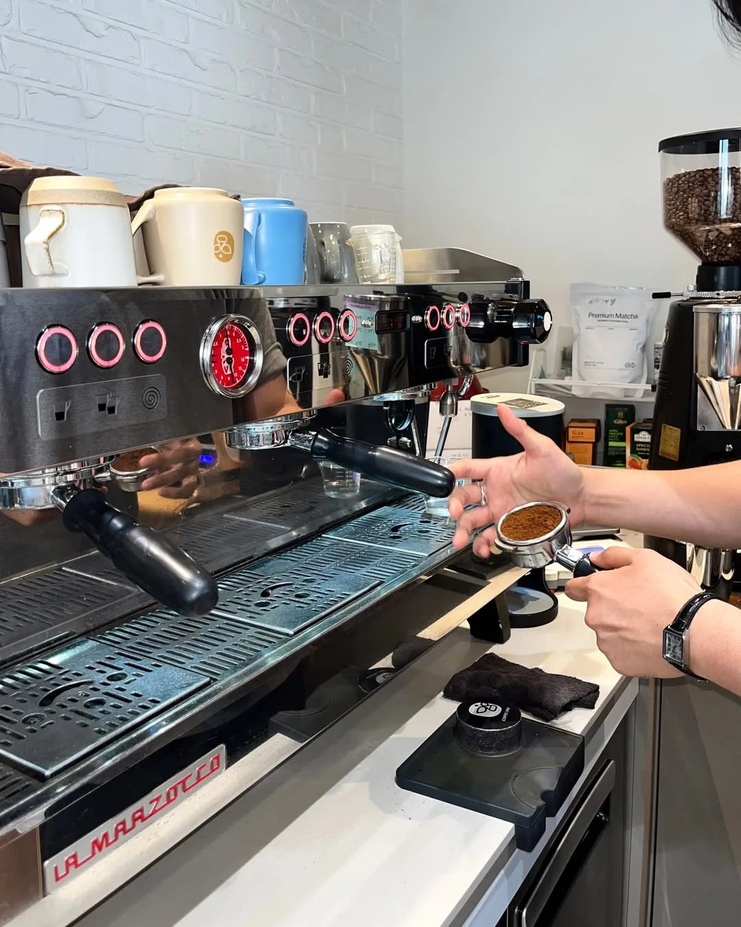 COFFEE LIBRE 延南店 — 抽出機と挽いた珈琲豆