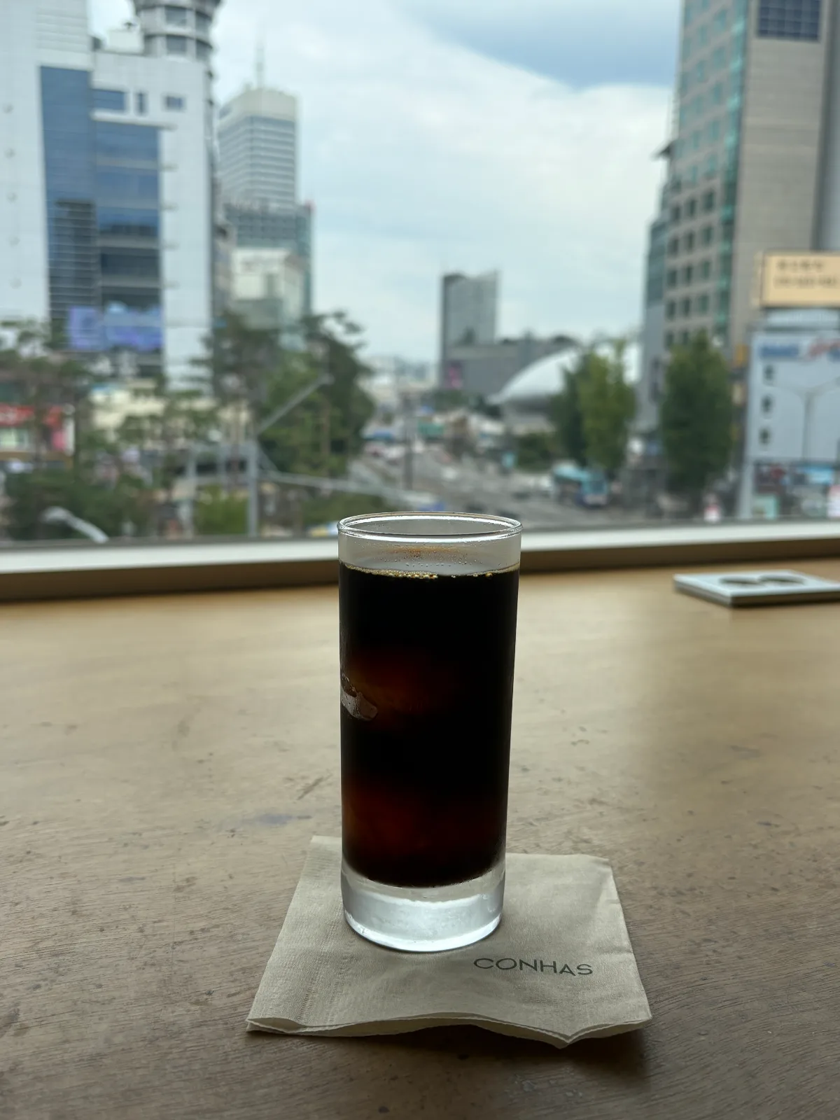 窓際のアイスコーヒー