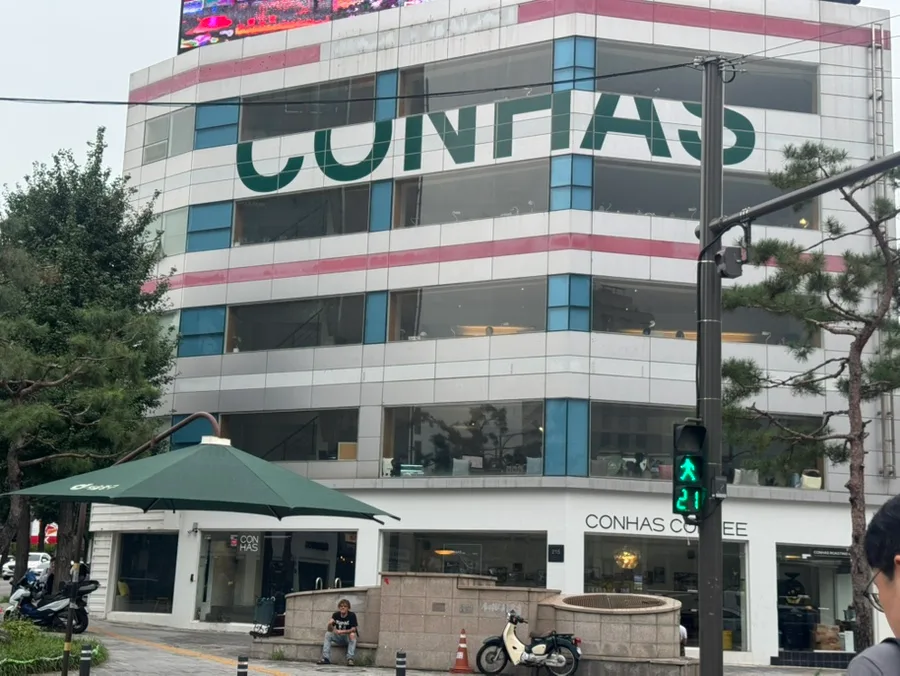 CONHAS DDP店 — 大きなCONHASの文字がある建物