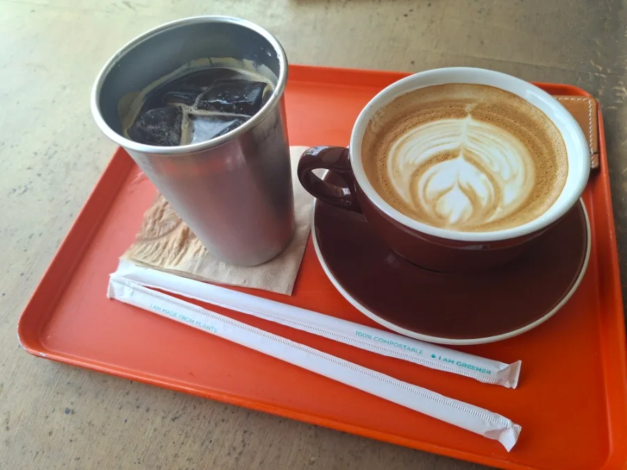 CONHAS DDP店 — ラテアートのあるカップと冷たいコーヒー