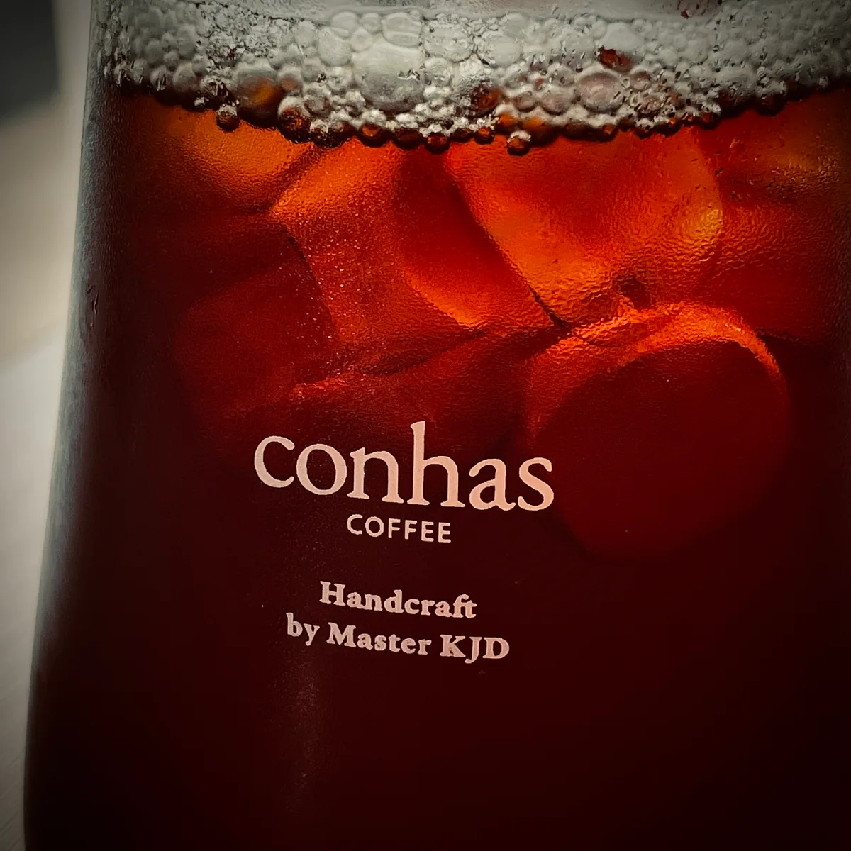 CONHAS DDP店 — 氷の入った店名入りコーヒー