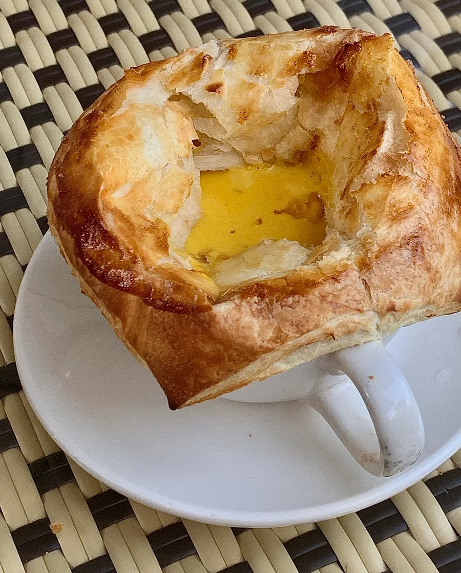 パイ生地をかぶせたかぼちゃのスープ