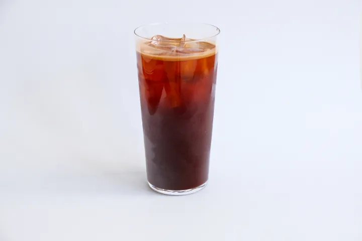 氷入りグラスのブラックコーヒー