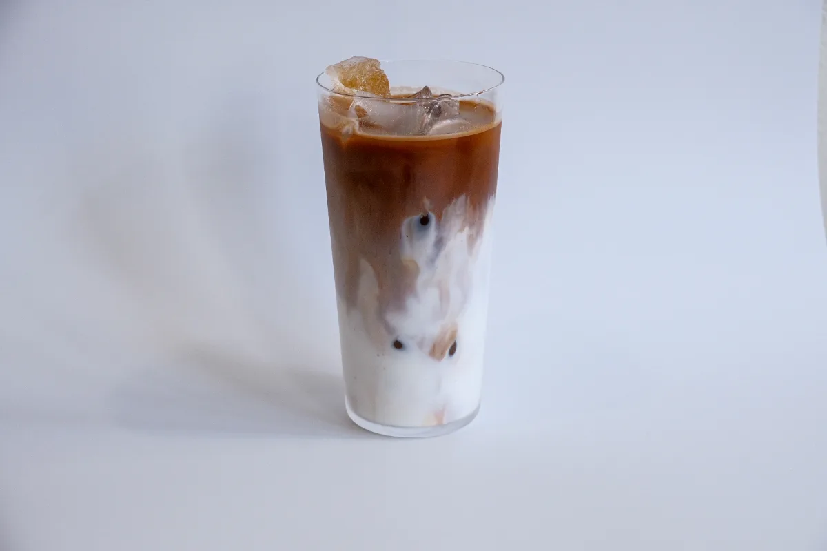 COSIA COFFEE 薬水店 — ミルクが渦巻くアイスラテ