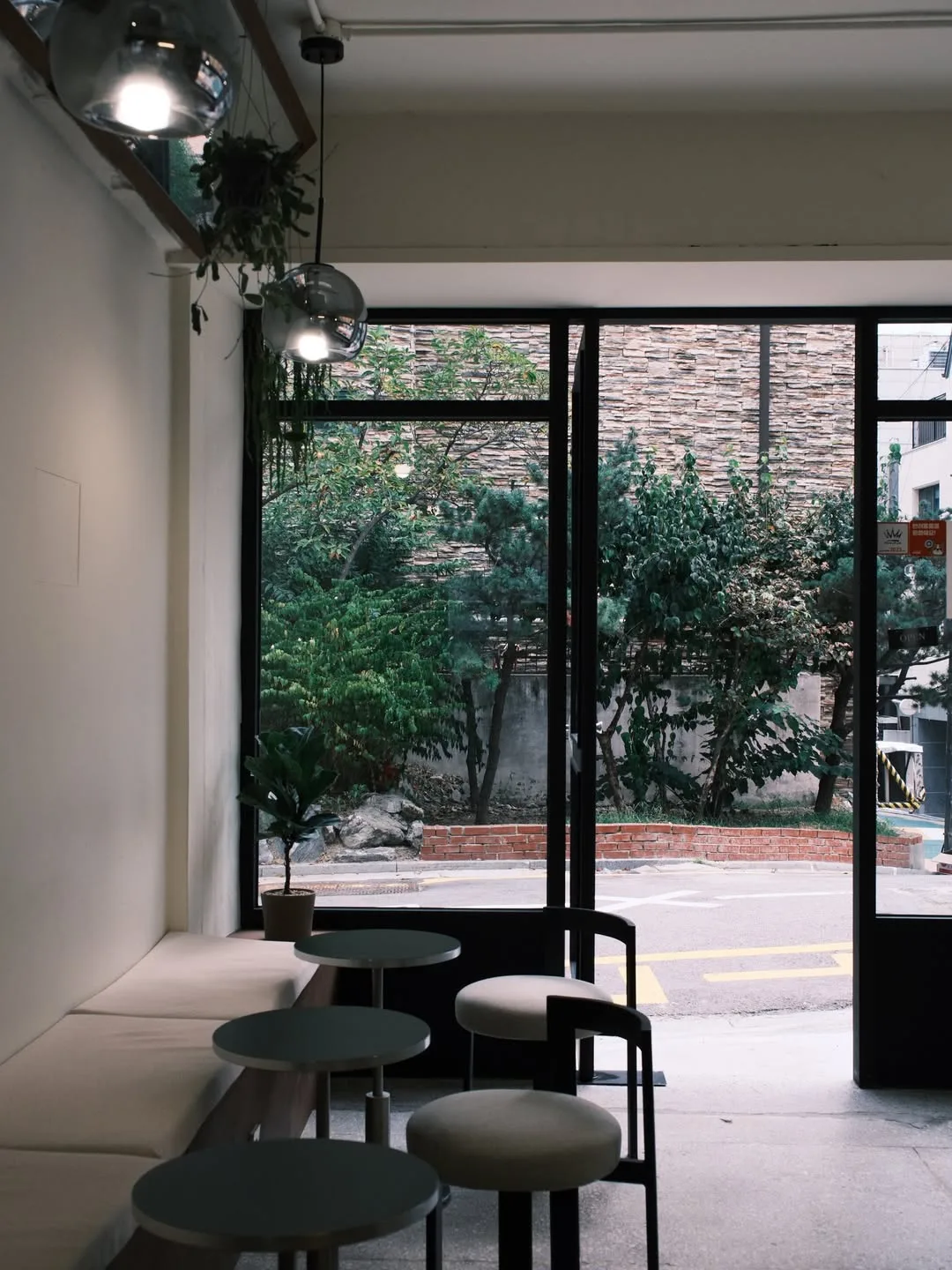 COSIA COFFEE 薬水店 — 大窓越しに緑を望む客席