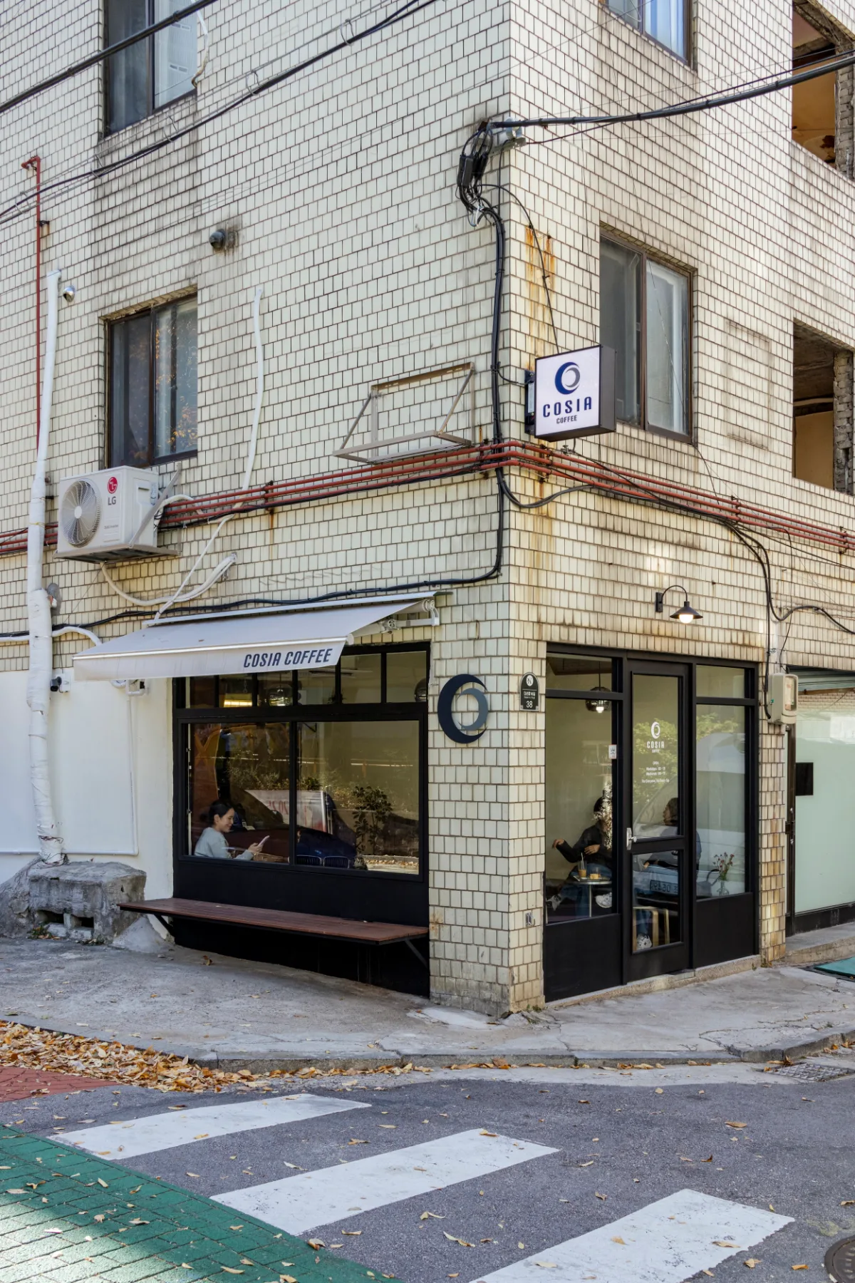 COSIA COFFEE 薬水店 — 白タイル角地のコシア店舗