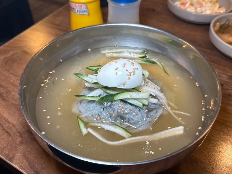 ゆで卵をのせた冷たいスープの冷麺