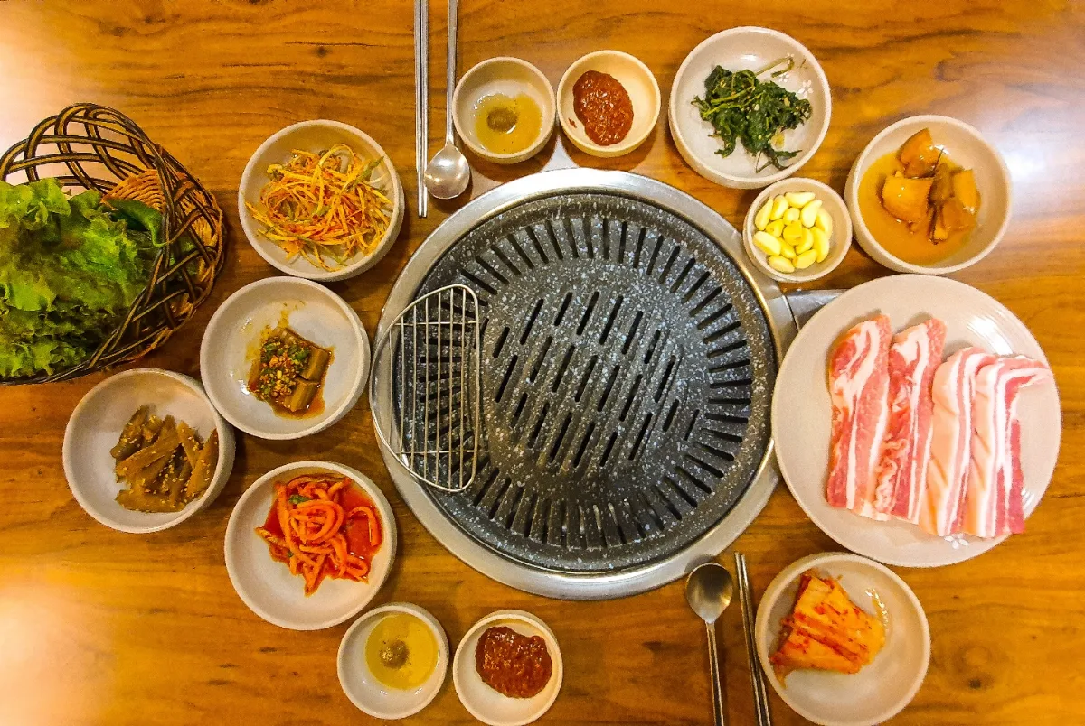 テフン精肉食堂 — 豚肉と小皿料理が並ぶ食卓