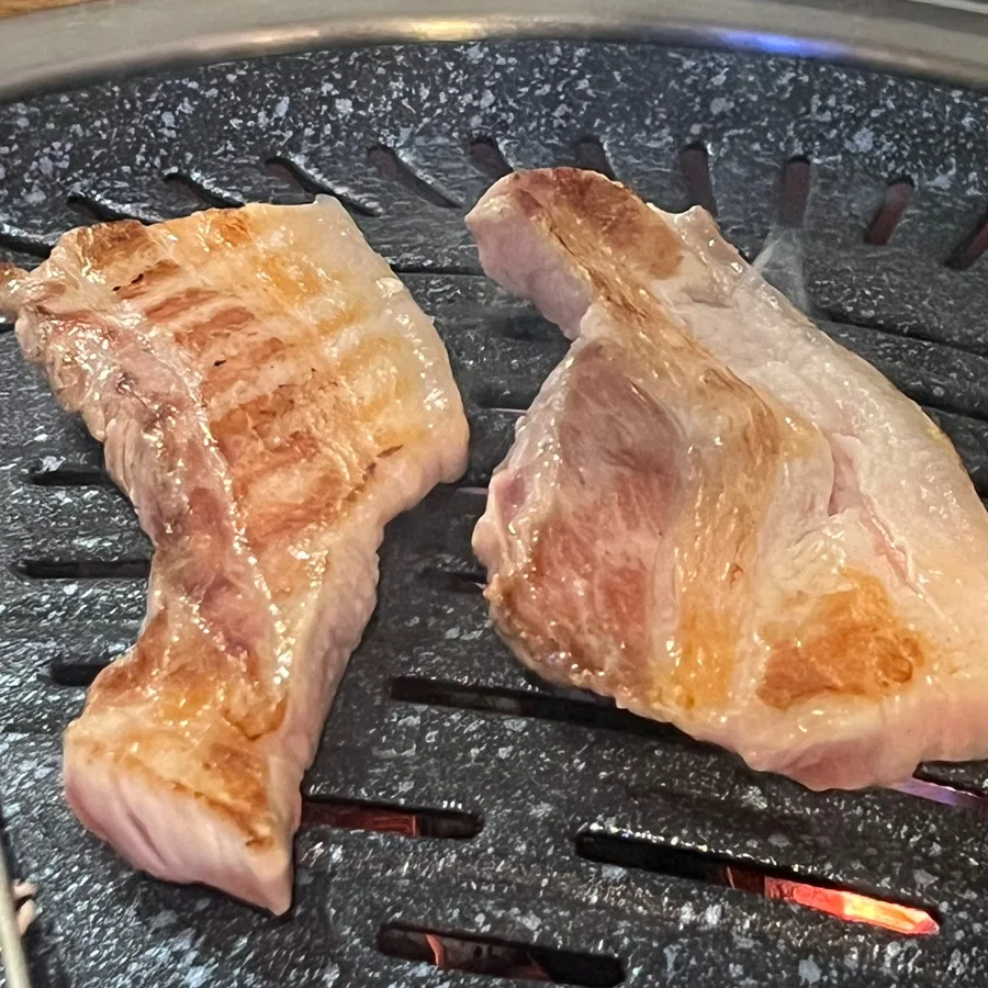 鉄板で焼く厚切りの豚肉