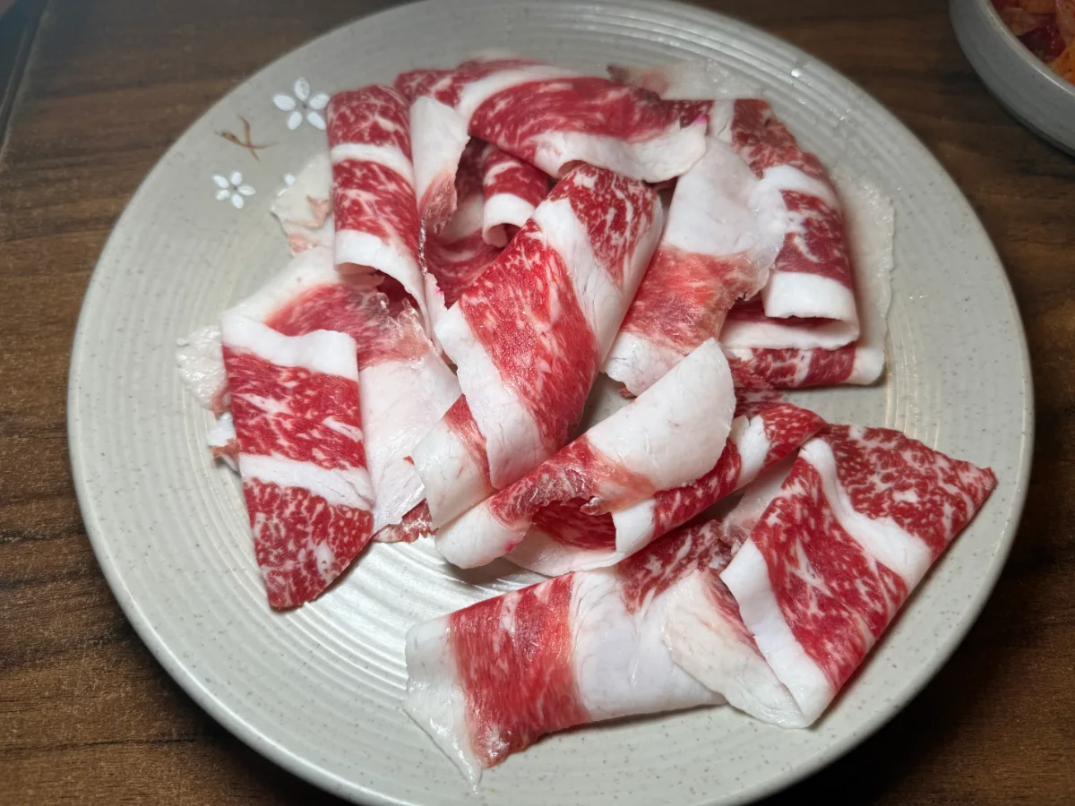 皿に盛られた薄切り牛肉