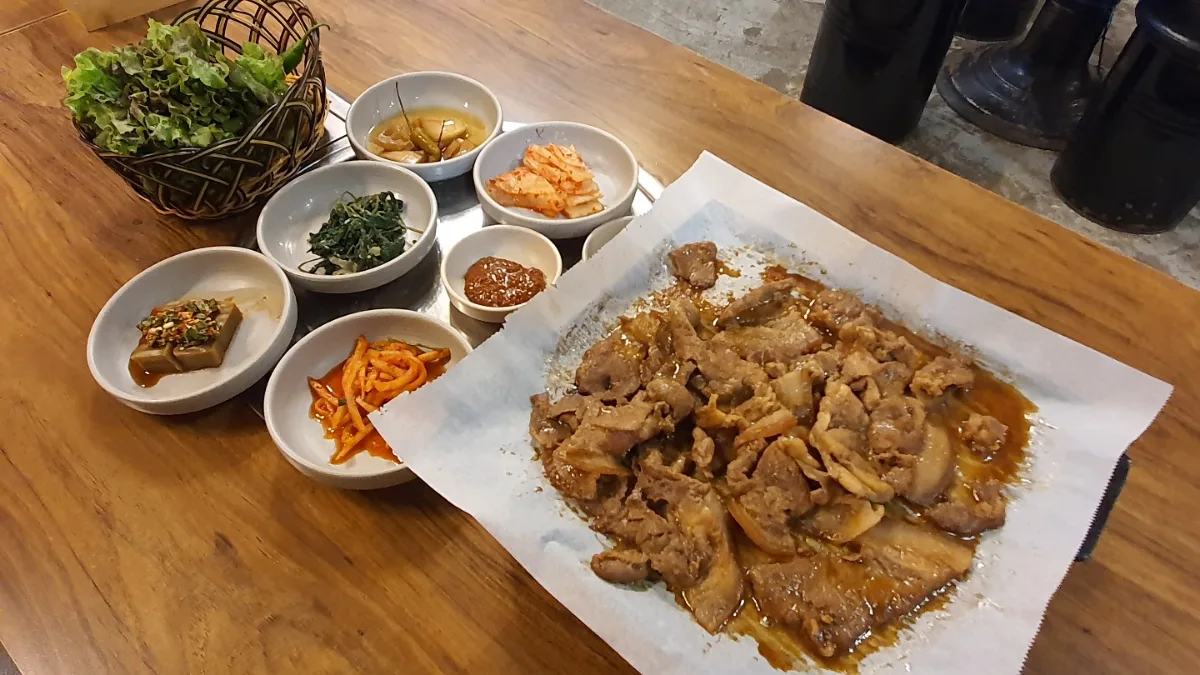 豚プルコギとおかずが並ぶ定食