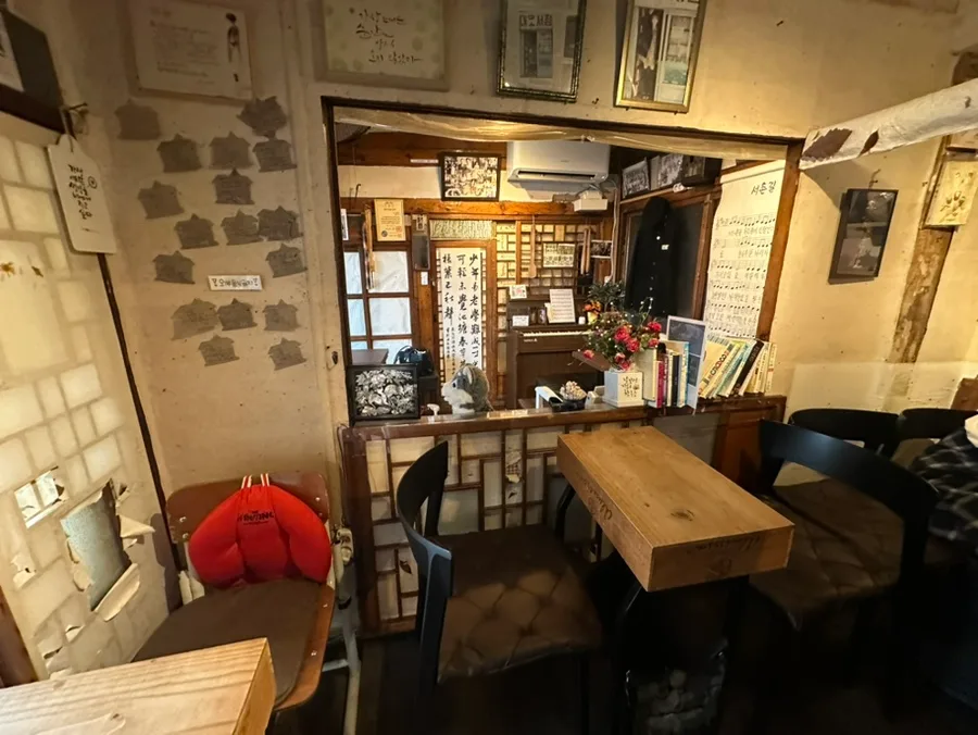 古い書棚と木のテーブル
