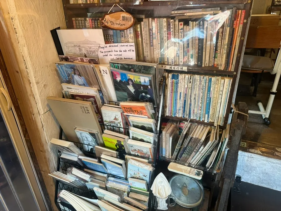 テオ書店 — レコードと古書の棚