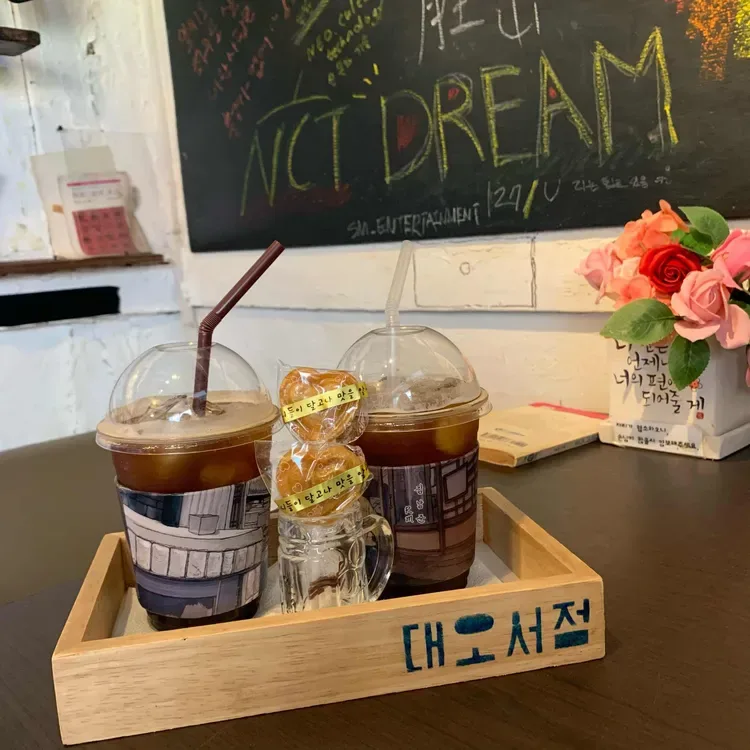 テオ書店 — 木盆の飲料と包み菓子