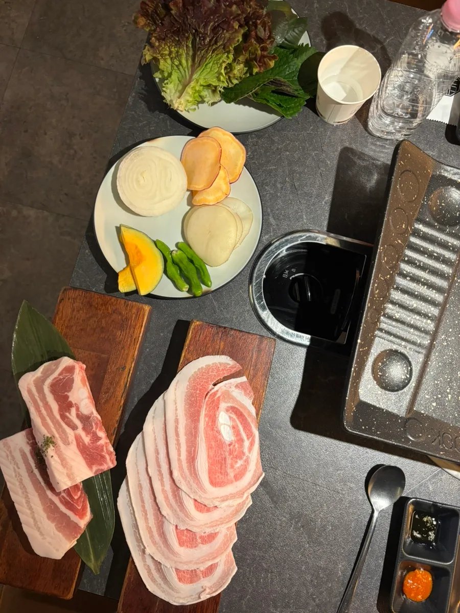 デペ・カムソン 蚕室本店 — 豚肉と野菜が並ぶ焼肉の食卓