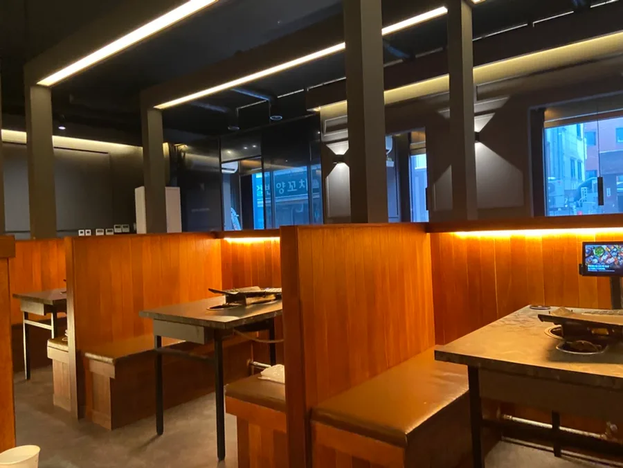 デペ・カムソン 蚕室本店 — 木の仕切りで区切られた客席