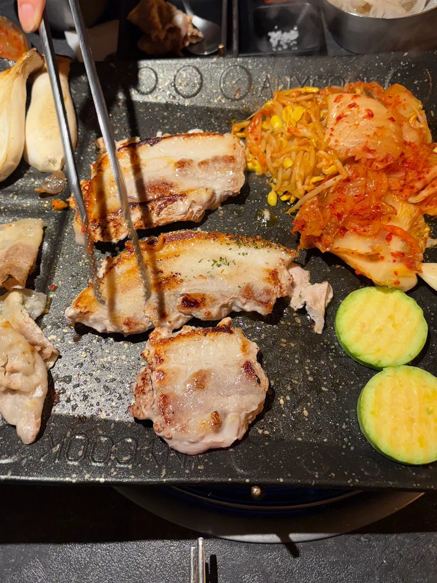豚バラとキムチ、ズッキーニを焼く鉄板