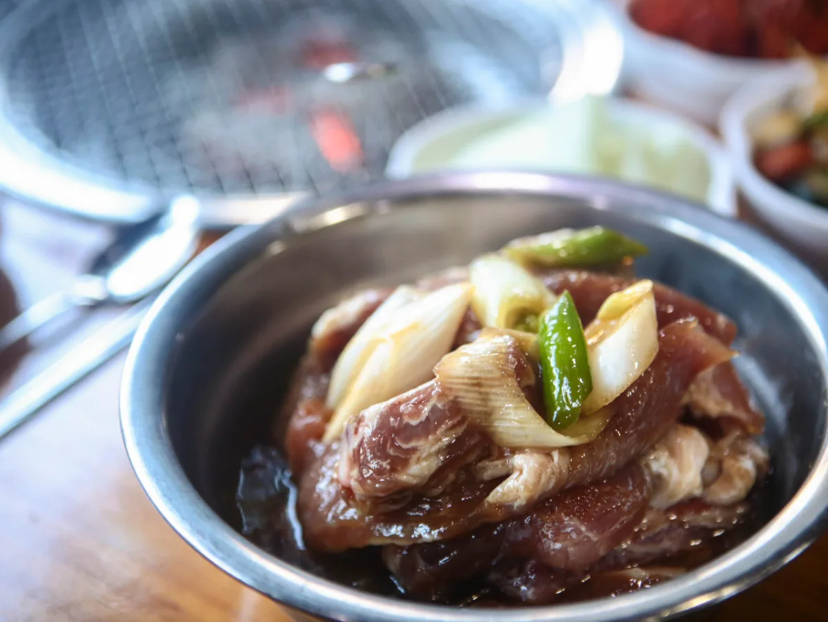 大成カルビ — 玉ねぎを添えたタレ漬け肉