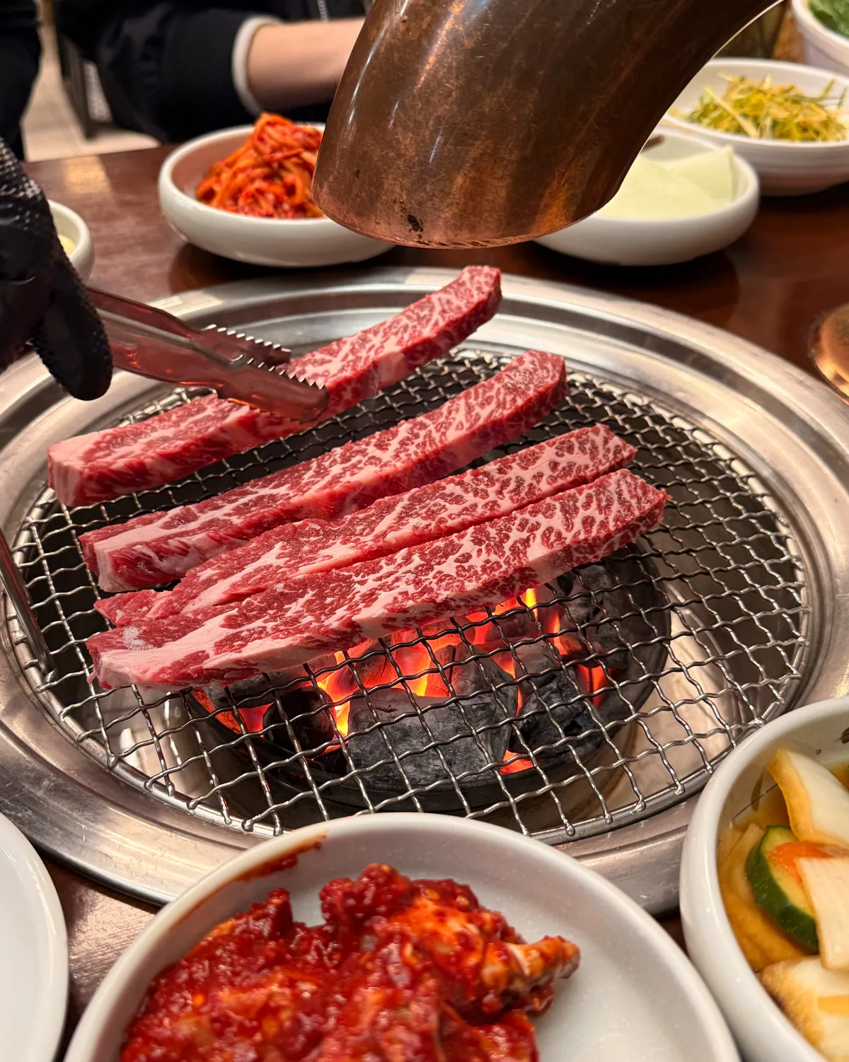 炭火で焼く霜降り牛肉