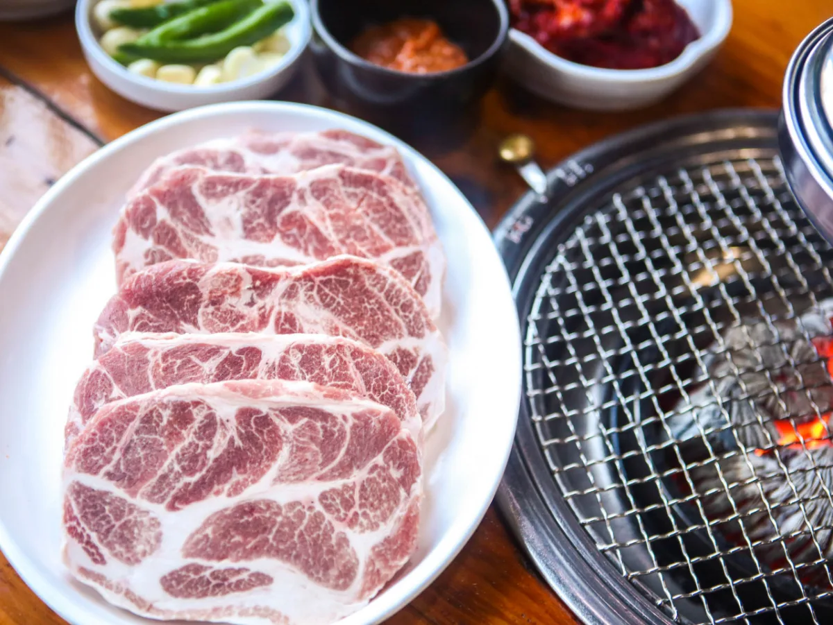 炭火網と霜降り肉の盛り皿