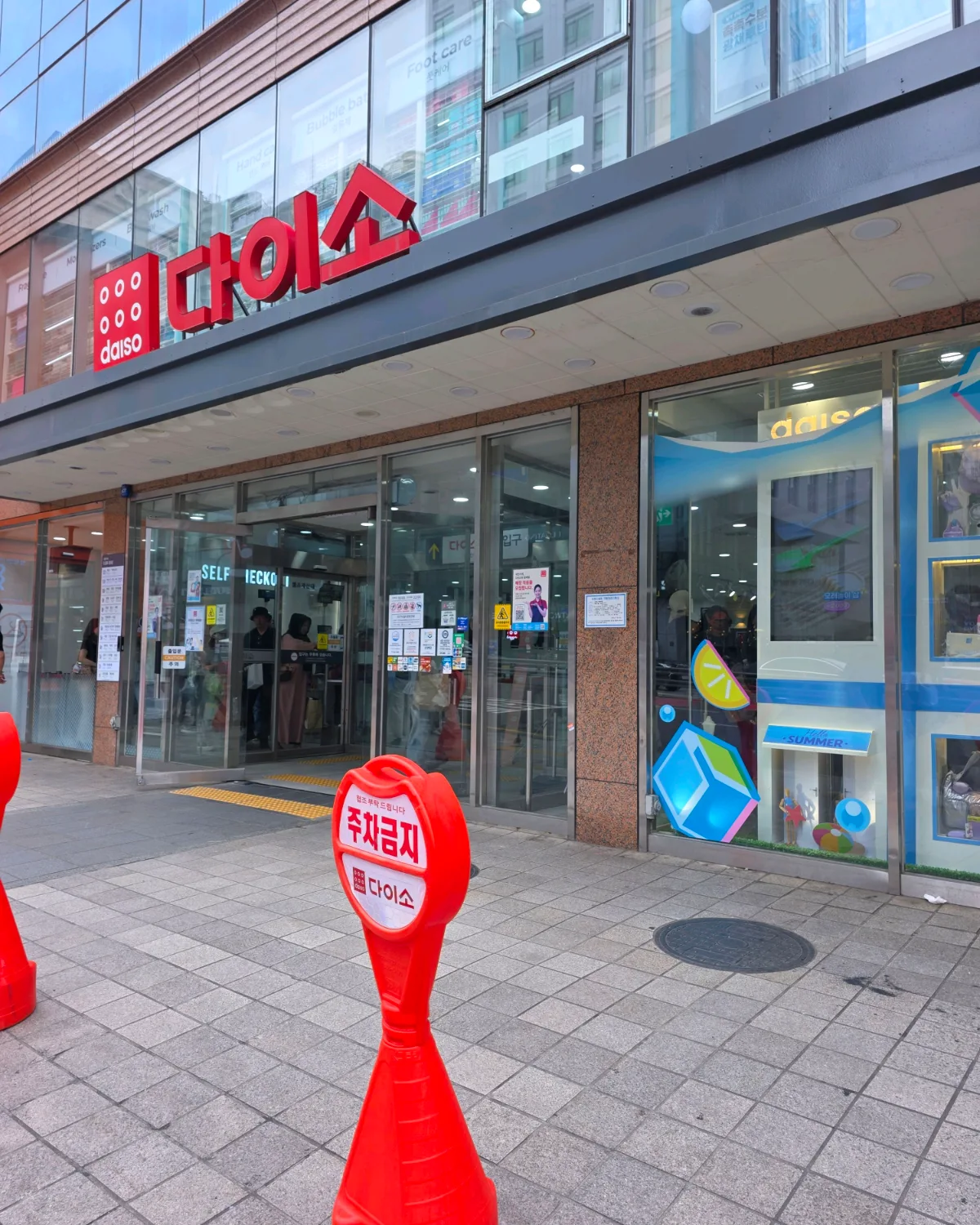 赤い看板が目立つダイソー入口