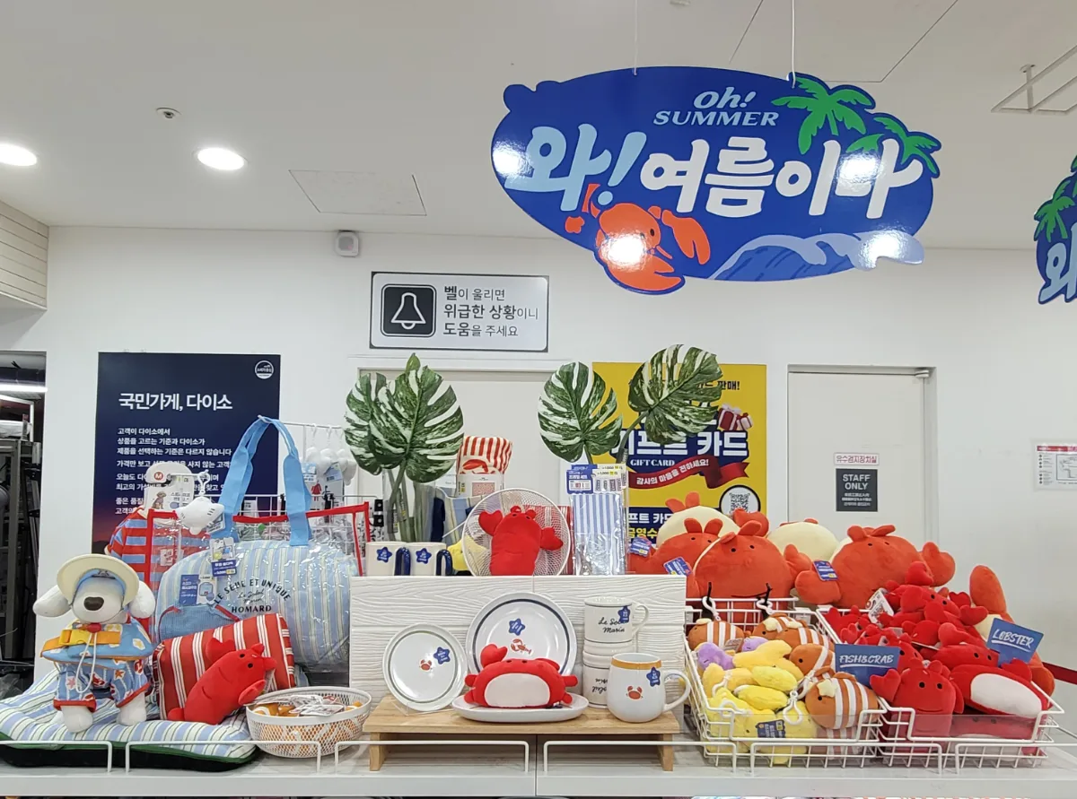 ダイソー 明洞駅店 — ロブスター雑貨と食器の棚