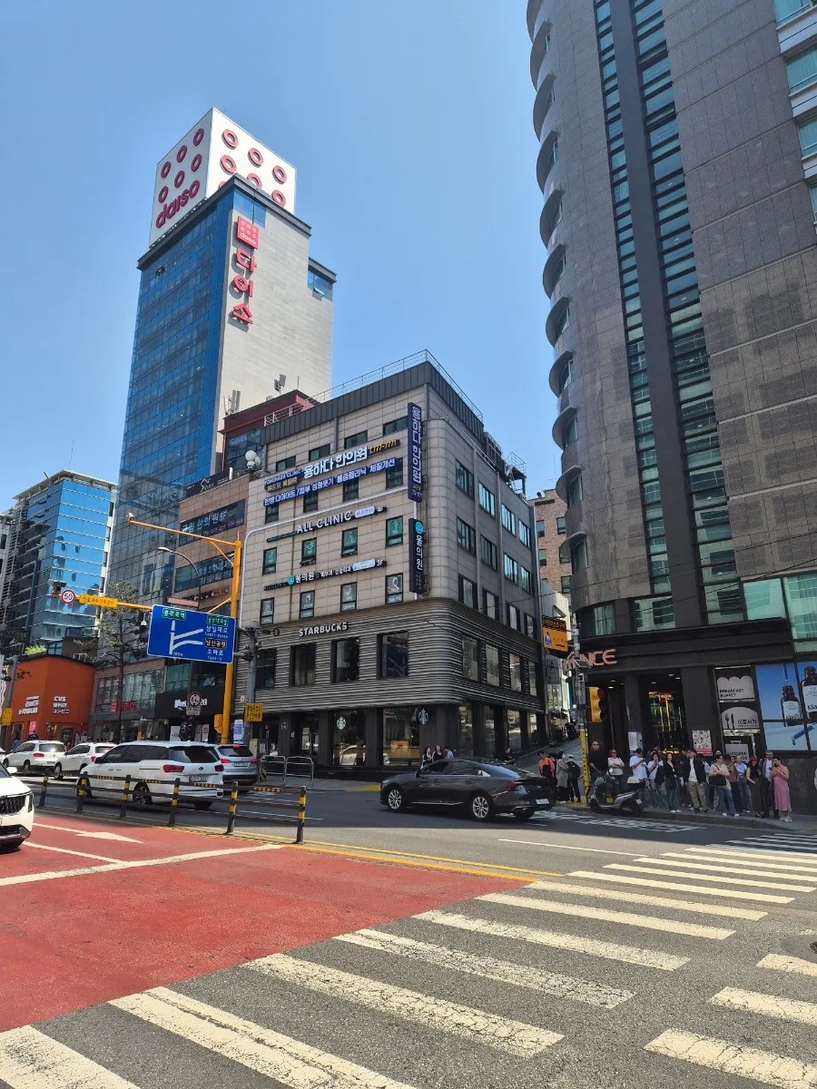 ダイソー 明洞駅店 — 交差点越しのダイソー高層店