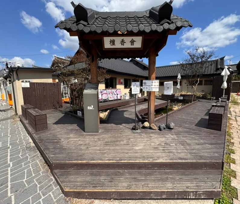 ダンヒャンフェ — 瓦屋根の門がある店先