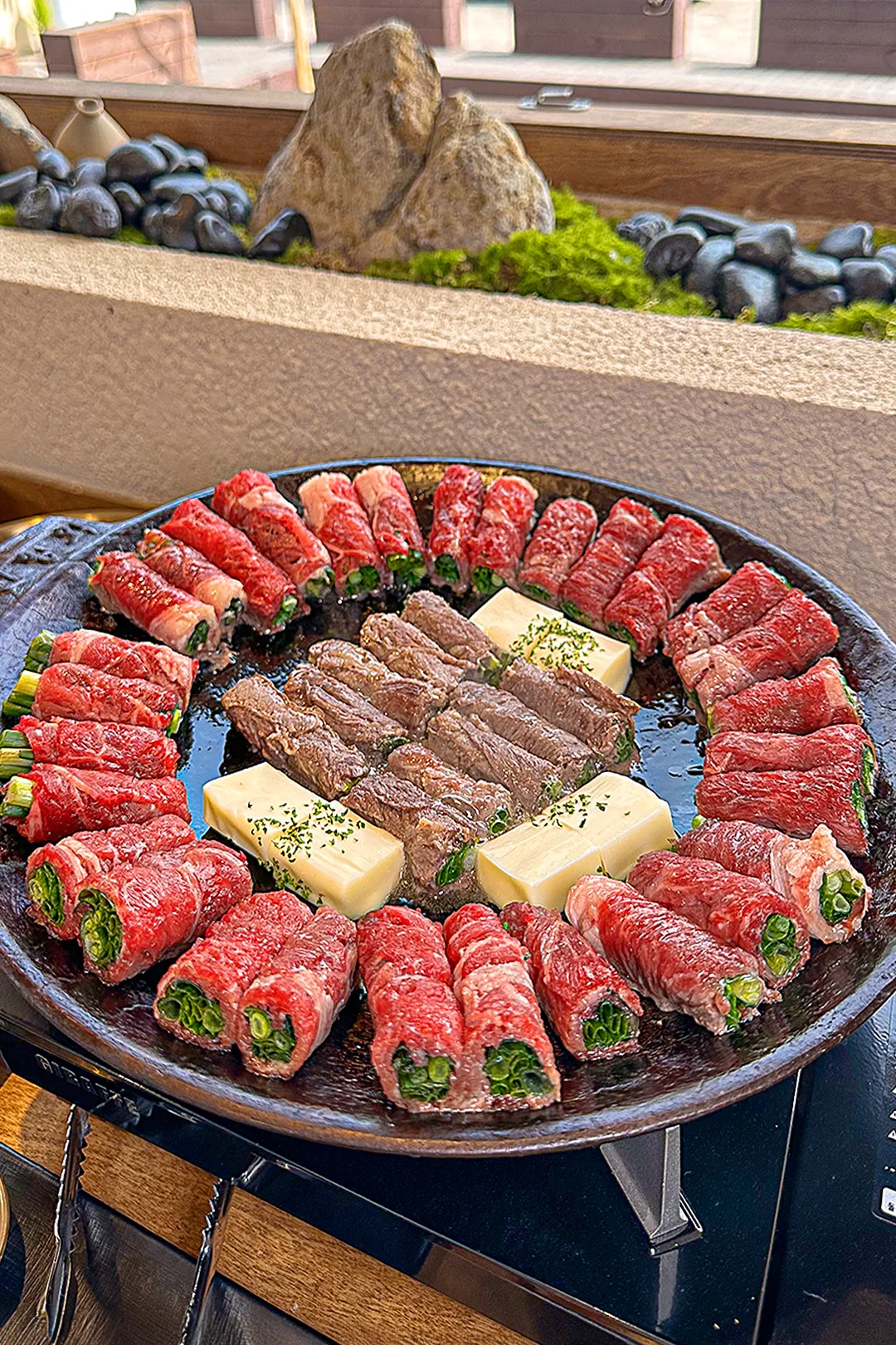 ダンヒャンフェ — 鉄板に並ぶ野菜の牛肉巻き