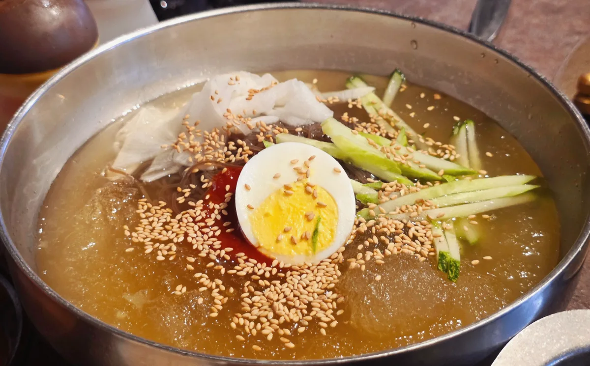 ゆで卵をのせた水冷麺