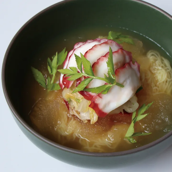 セリと岩ダコのミルミョン（水冷麺）