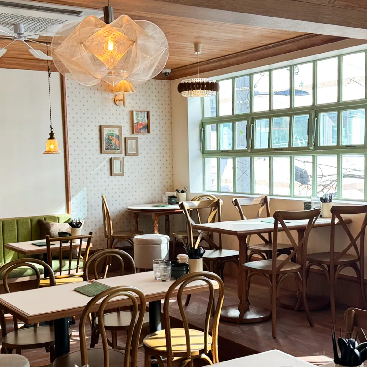 DAYLIT 龍山店 — 緑の窓枠と木製家具の客席