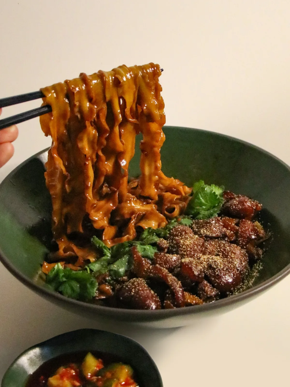 DAYLIT 龍山店 — 豚足を添えた幅広炒め麺