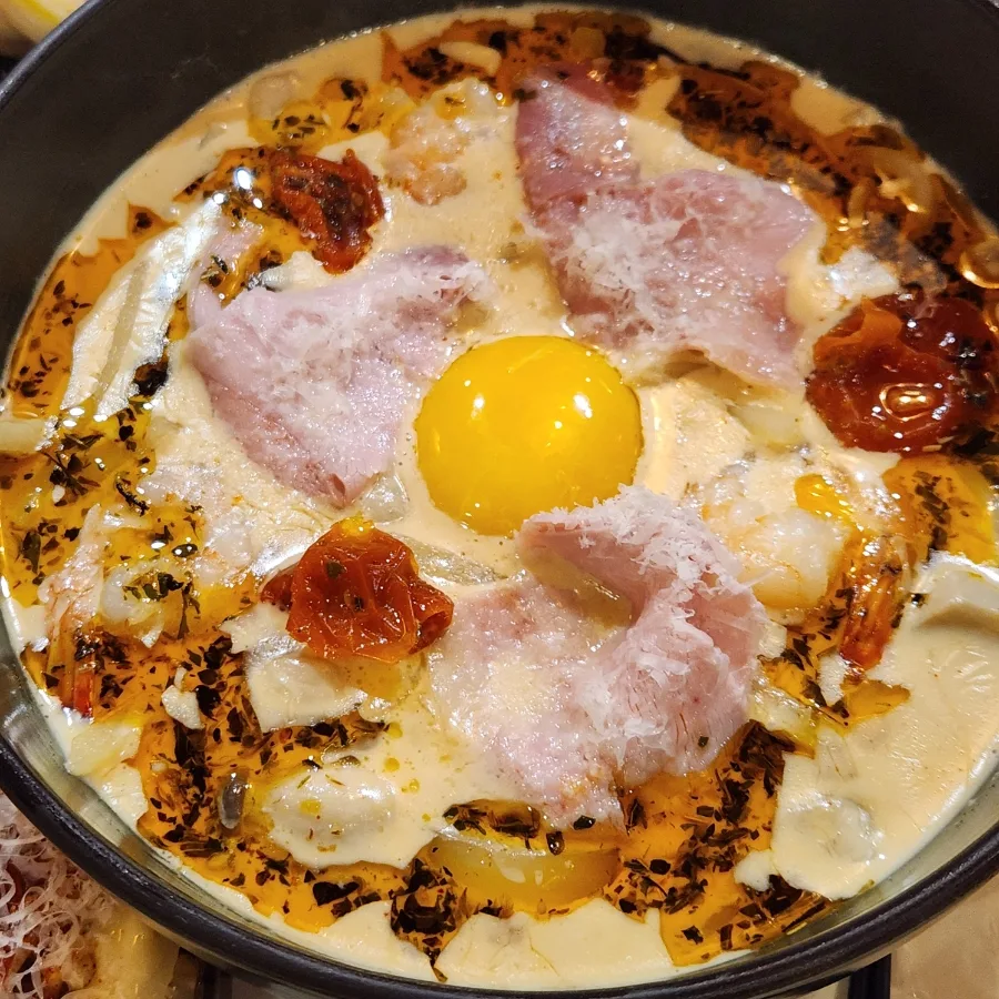 卵黄を添えたクリーム麺