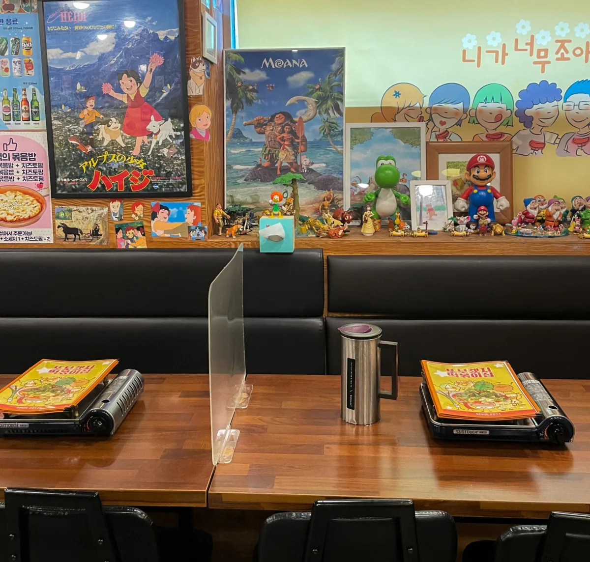 トボゲッチトッポッキ ブンブンハニービー店 — キャラクターが並ぶテーブル席